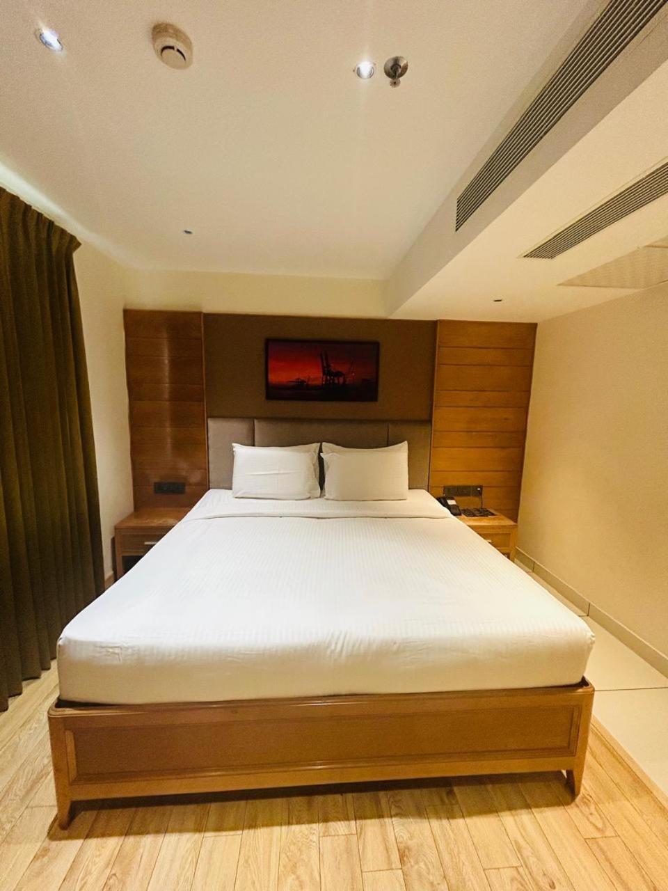 Townbridge Hotels & Suites Kochi Exterior foto